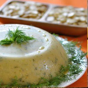 Fava tabakta; kremsi sarı dokusu, üzerinde dereotu, zeytinyağı ve limon