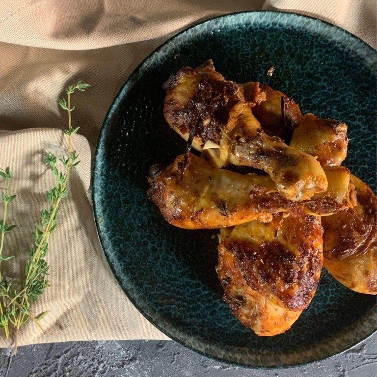 Fırından yeni çıkmış, üzeri kızarmış ve baharatlarla süslenmiş lokum gibi fırında tavuk bagetler; yanında patates dilimleri ve taze biberiye ile servis edilmiş nefis bir sunum