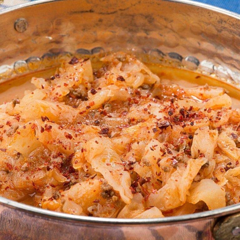 Kıymalı kapuska yemeği: buharda yumuşacık pişmiş lahana yaprakları, kıymayla harmanlanmış aromatik iç dolgu ve kırmızı biber serpiştirilmeli nefis ev yemeği