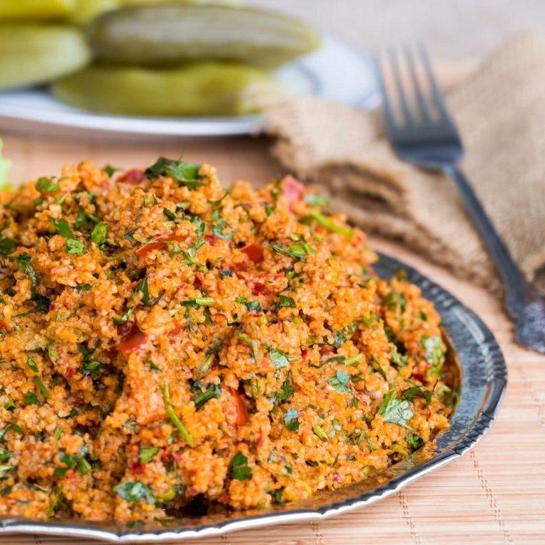 Kısırlık bulgur, diğer adıyla köftelik ince bulgur, kısırın olmazsa olmazıdır. Zeytinyağı, limon suyu, nar ekşisi ve taze yeşilliklerle birleştiğinde adeta bir lezzet şöleni ortaya çıkar. Özellikle Hatay usulü kısır, Adana usulü kısır ve kinoalı kısır gibi bölgesel ya da modern tariflerle çeşitlenebilir.