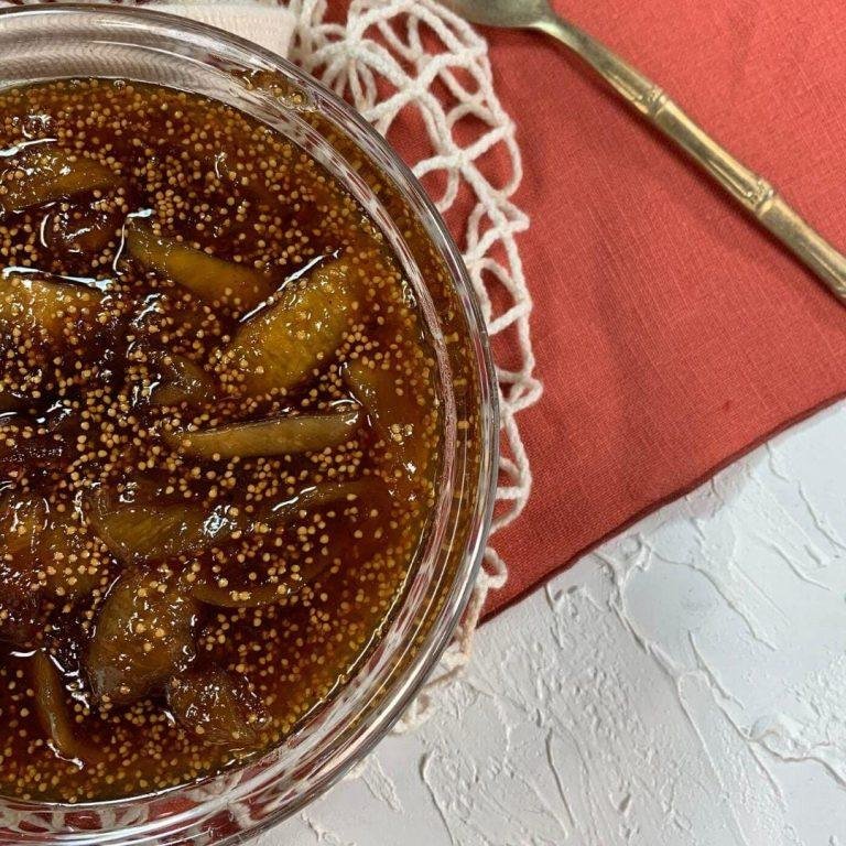 Kuru incir reçeli tarifi & reçel tarifi & Kuru İncir Reçeli Nasıl Yapılır? Cam bir kavanozda, yanında ceviz ve kuru incir taneleriyle servis edilen ev yapımı kuru incir reçeli tarifi.