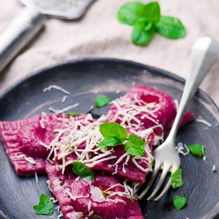 Pancar rengiyle göz alan, narin ravioli hamuruna sarılmış lor dolgulu, üstü parmesan ve tereyağı ile sıcacık sunulmuş nefis pancarlı ravioli tabağı.