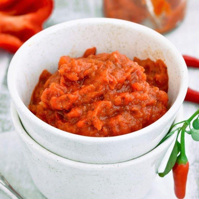 lütenitsa kahvaltılık tarifi & Kahvaltılık sos tarifi - Ev yapımı lütenitsa tarifi: Közlenmiş kırmızı biber ve patlıcandan hazırlanan, kasede sunulan geleneksel Balkan kahvaltılık sosu.