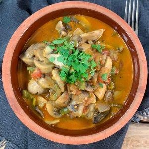 Mantar Yemeği Tarifi: Sulu Sulu, Lezzet Mantar Sote - 45 Dk mantar yemeği & mantar tarifleri - Domates, yeşil biber ve taze kekik ile hazırlanmış sulu mantar yemeği tarifi, seramik bir servis kasesinde sunuluyor.