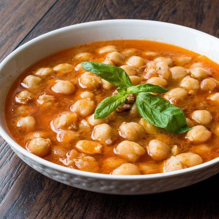 Seramik bir kasede servis edilen, suyu tam kıvamında, lokum gibi pişmiş, lokanta usulü etsiz nohut yemeği.