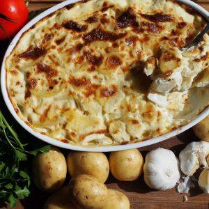 Patates graten: ince patatesli, kremalı, kaşar peynirli fırın yemeği