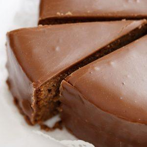 Sacher pasta: kakaolu kek, kayısı marmelatlı, çikolata ganajlı Viyana pastası