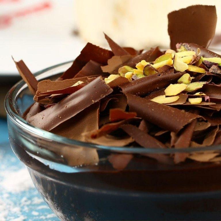 Yoğun çikolatalı, file fıstıkla süslenmiş enfes supangle sunumu - pastane usulüne yakın dokusu ve şık sunumuyla favoriniz olacak!