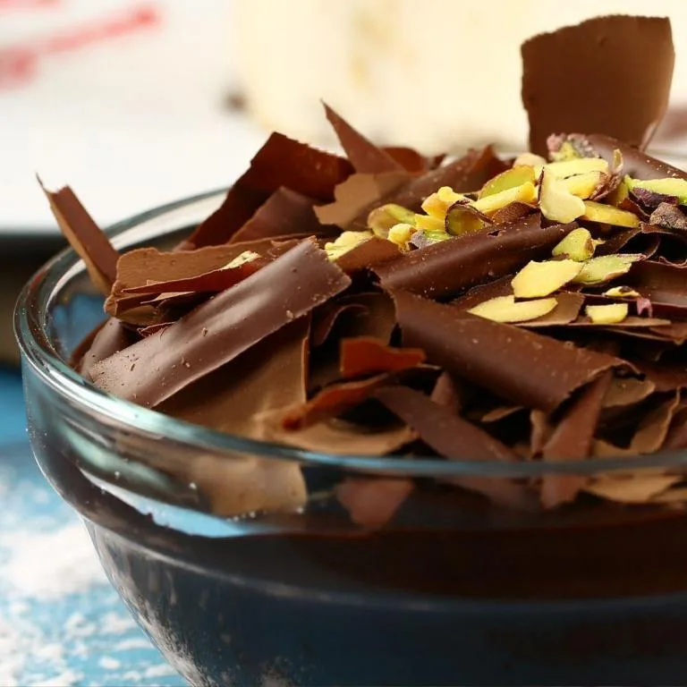 Supangle Tarifi: Çikolata Tutkunlarına Soğuk Lezzet! (30 Dk) Yoğun çikolatalı, file fıstıkla süslenmiş enfes supangle sunumu - pastane usulüne yakın dokusu ve şık sunumuyla favoriniz olacak!