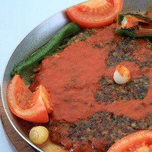 Tepsi kebabı: kıymalı, domatesli, biberli fırın kebabı