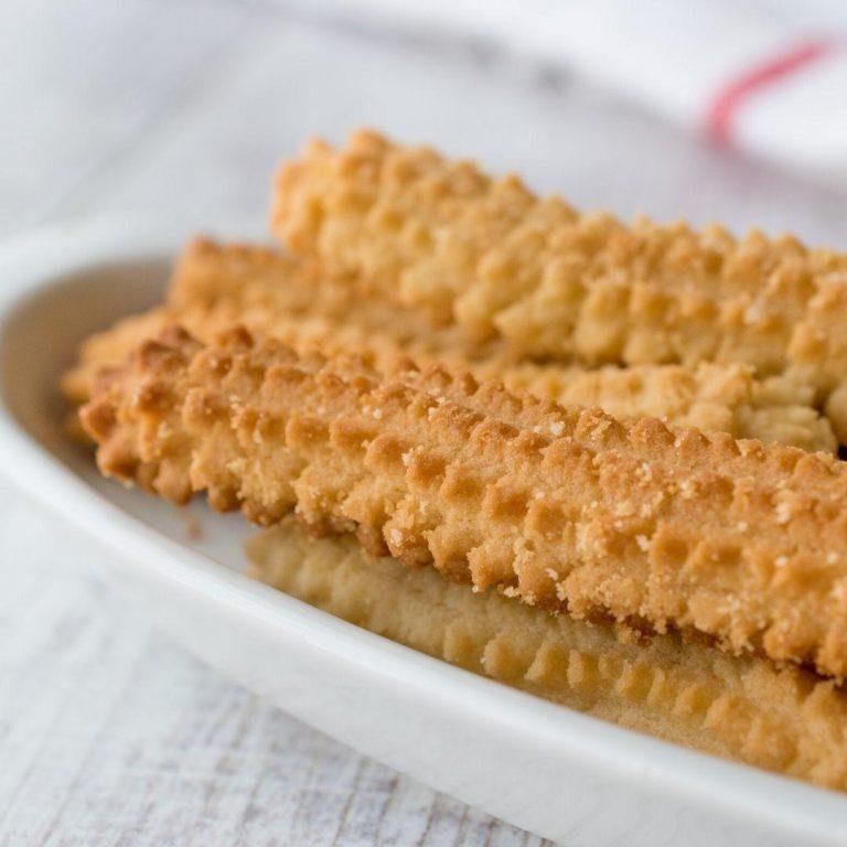 Pastane usulü tırtıl kurabiye tarifi: Tırtıl aparatı ile şekil verilmiş, üzeri hafif kızarmış, kıyır kıyır kurabiyeler servis tabağında dizilmiş.