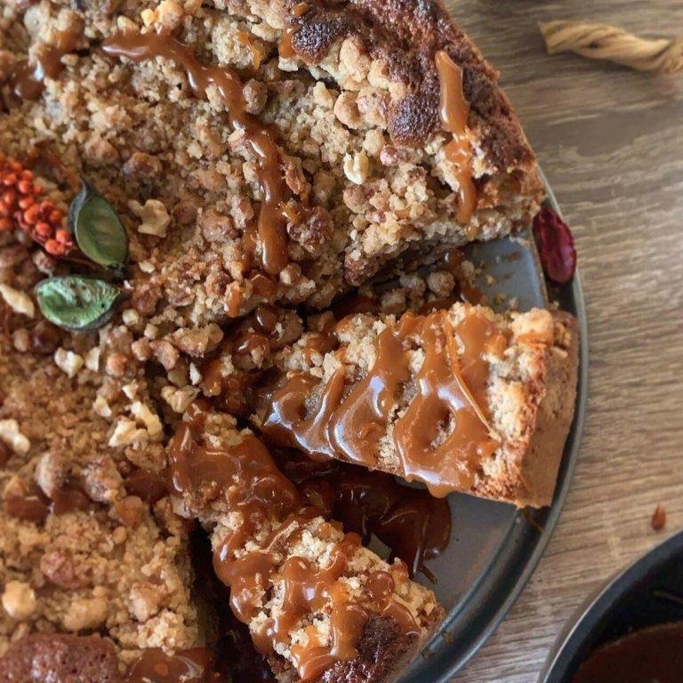 Fırından yeni çıkmış, üstü çıtır streusel kaplı, ballı karamel sosuyla parlayan Pratik Karamelli Elmalı Kek, Granny Smith dilimleriyle süslenmiş nefis kek görüntüsü.