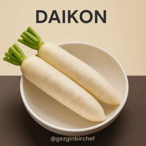 İri, bembeyaz ve silindirik gövdesiyle dikkat çeken daikon turpu, ince tel tel doğranmış halde tabakta duruyor.