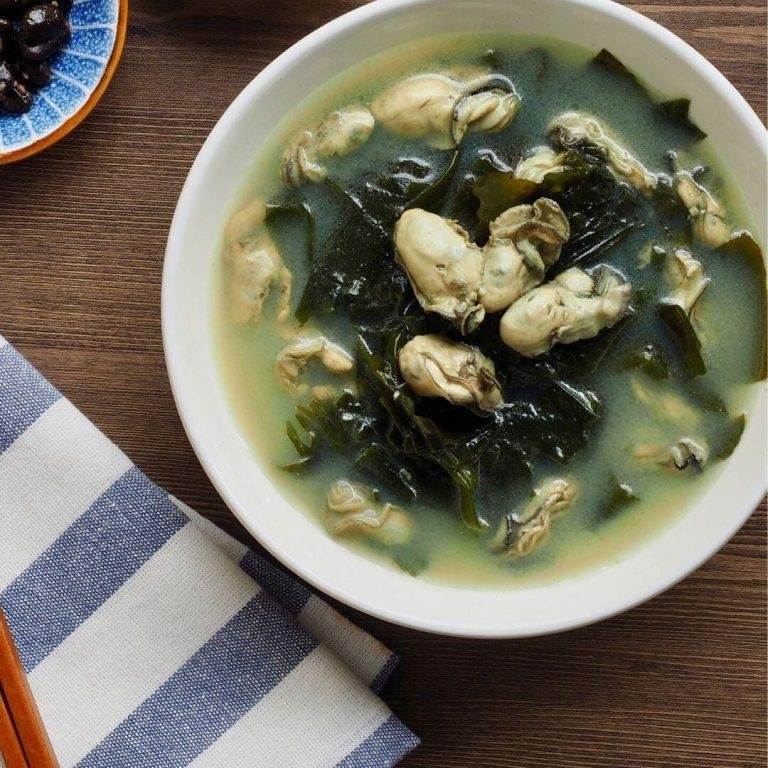 Haejang-Guk Tarifi - 해장국(Akşamdan Kalma Çorbası) & Kore Yemekleri & Çorbalar - Otantik Haejang-guk tarifi: Geleneksel toprak kasede (ttukbaegi) servis edilen, sığır eti, turp ve fasulye filizi içeren baharatlı Kore akşamdan kalma çorbası.