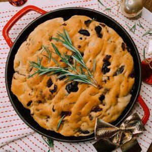 Sahanda focaccia; bol zeytinyağlı, çukurlu yüzeyi, biberiye ve zeytinle