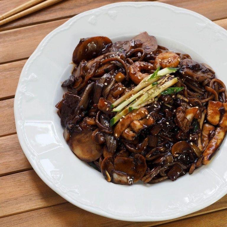 Jajangmyeon Tarifi (자장면) & Kore Yemekleri Tarifleri, Jajangmyeon, siyah fasulyeli erişte, Kore eriştesi, Jajangmyeon tarifi, Jajangmyeon sosu, siyah fasulye sosu tarifi, Chunjang, jajangmyeon noodle, jajangmyeon ramen, Kore mutfağı, Kore yemeği, Asya mutfağı, evde jajangmyeon yapımı, jajangmyeon nedir, siyah fasulye soslu udon.