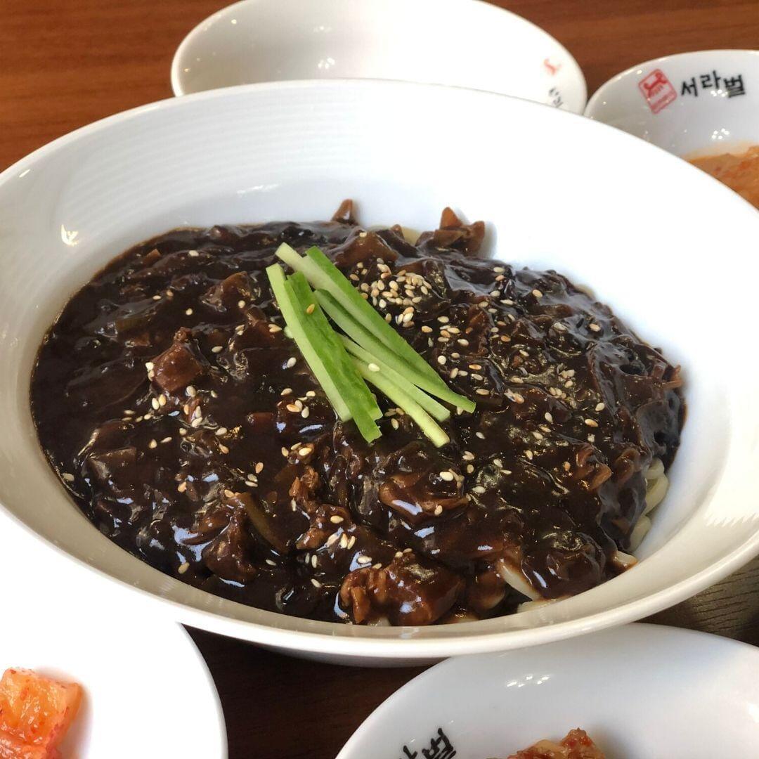 Seorabeol'un jjajangmyeon'u: siyah fasulye soslu Kore noodle'ı