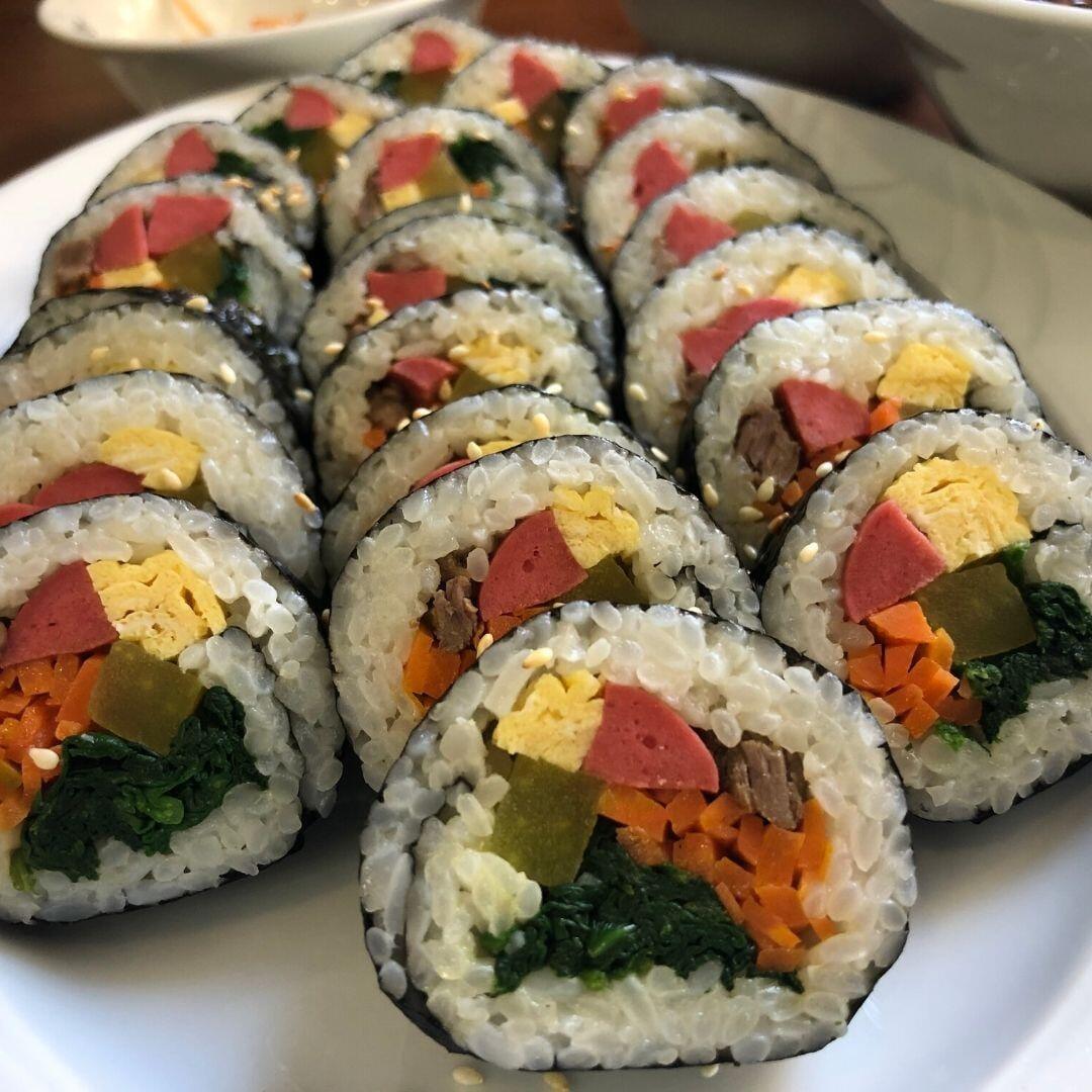 Seorabeol'da kimbap (gimbap): Kore usulü doldurulmuş pirinç rulosu