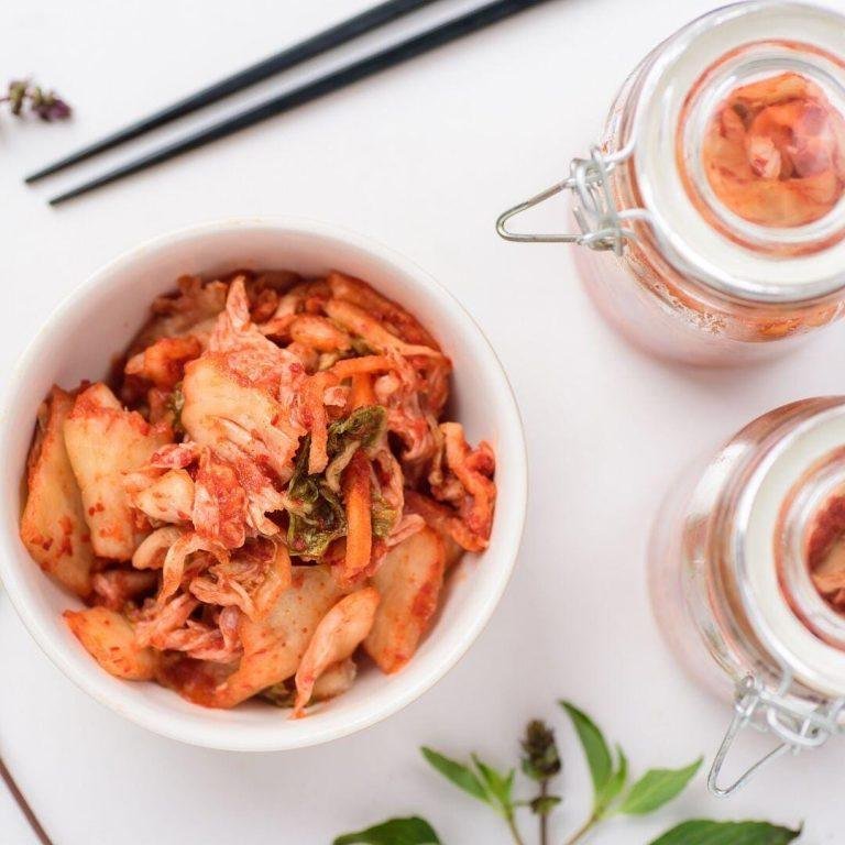 Kimchi Tarifi (김치) & Kore Yemekleri & Lahana Turşusu, Orjinal Kore kimchi tarifi, ev yapımı lahana kimchi, cam kavanozda fermente Çin lahanası turşusu, gochugaru ile hazırlanmış acı ve lezzetli kimchi.