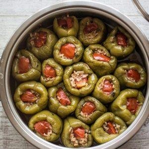Kıymalı Biber Dolması Tarifi: Lezzet Zirvesi! (40 Dk) Kıymalı biber dolması; sarımsaklı yoğurtla servis edilen, pirinçli iç harcıyla dolu nefis biberlerin kızarmış üstüyle sofranızı şenlendirecek ev yapımı lezzet!