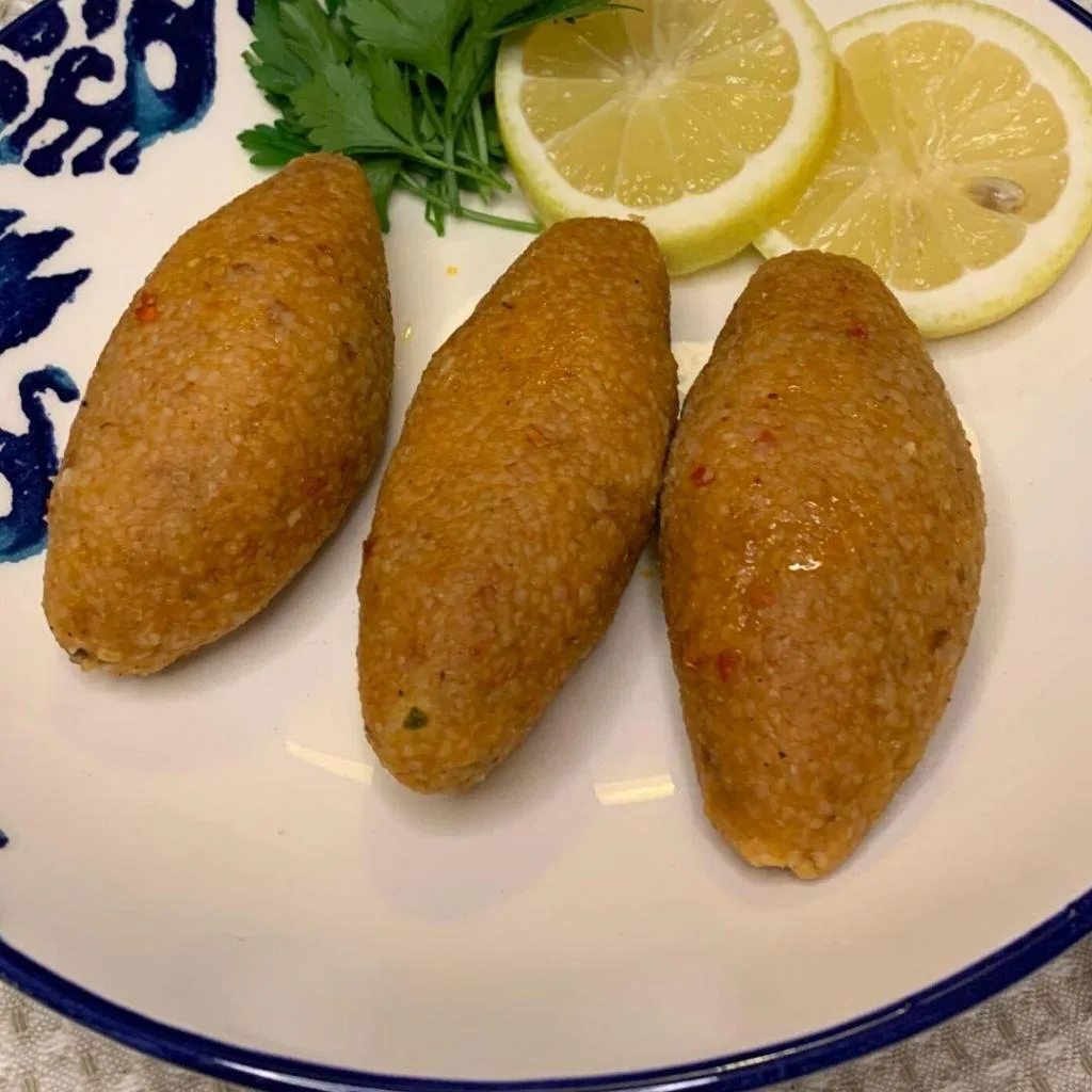 Pratik ve Lezzetli İçli Köfte: Adana Esintisi! (137 Dk) Nar gibi kızarmış, dışı çıtır çıtır altın rengi bulgur hamurunun içinde, özenle kavrulmuş, bol baharatlı kıyma ve iri ceviz parçacıklarıyla hazırlanan, sulu ve dolgun iç harcı; taze maydanoz yaprakları ve parlak limon dilimleriyle sunulan, her ısırıkta doğal lezzetleri hissettiren iştah açıcı içli köfteler.