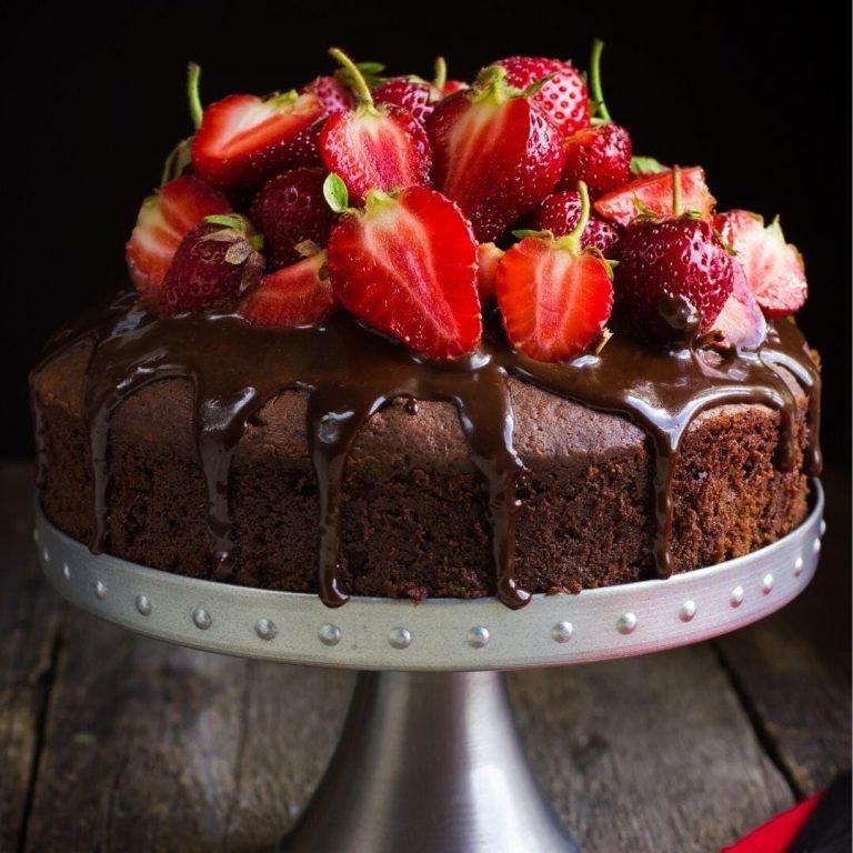 Kuru Fasulye Pastası Tarifi & Pasta Tarifleri - Ödüllü kuru fasulye pastası tarifi: Kestane tadı veren fasulye püresi ve kakao ile hazırlanmış, üzeri çikolata sosuyla süslenmiş nemli bir dilim pasta.