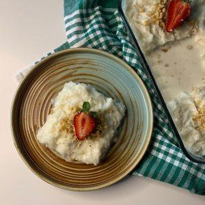 Güllaç tabakta; sütle ıslatılmış yapraklar, üzerinde nar taneleri ve Antep fıstığı