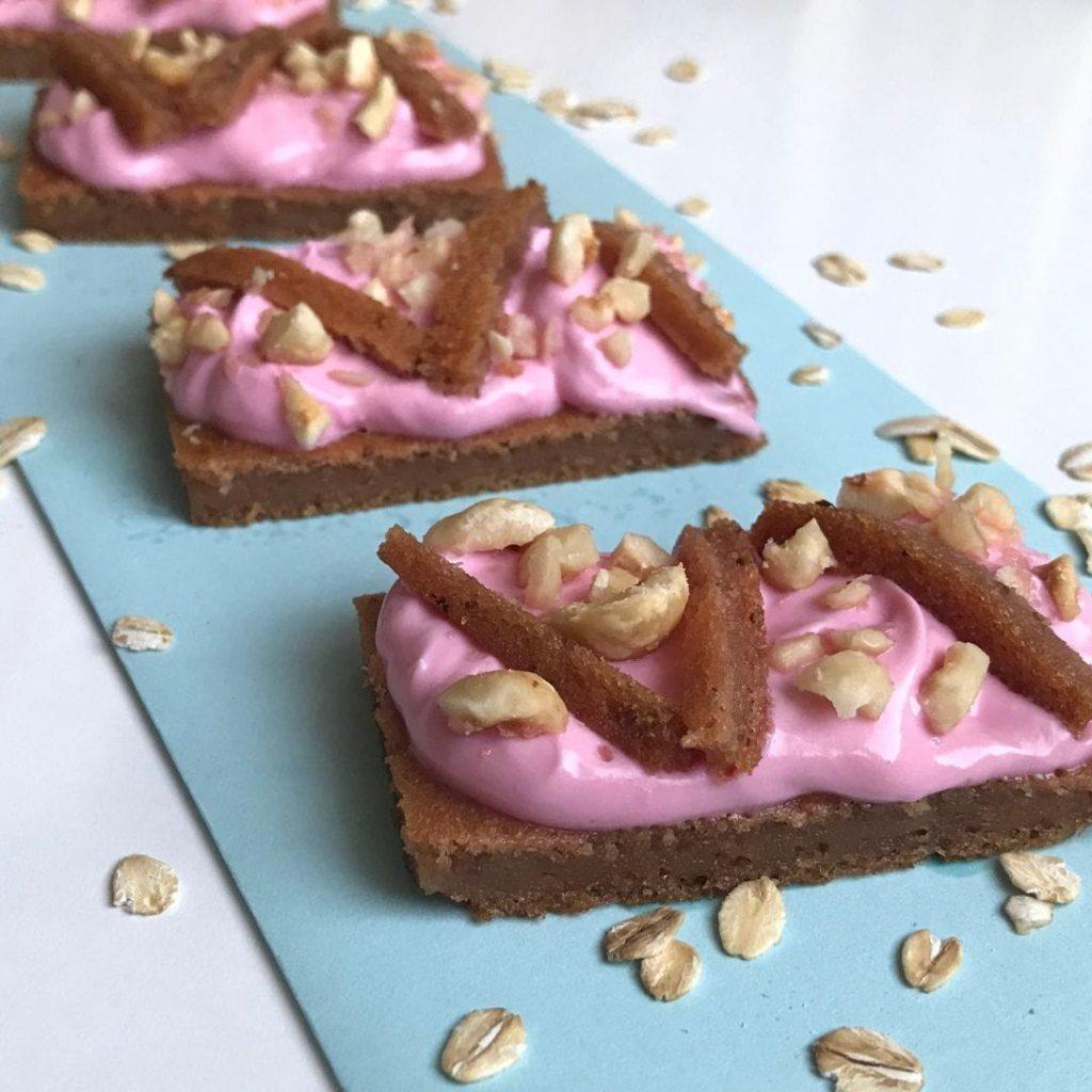 Çilekli labneli mini pasta; çilekli kek tabanı, pembe labneli krema, çilek süslü