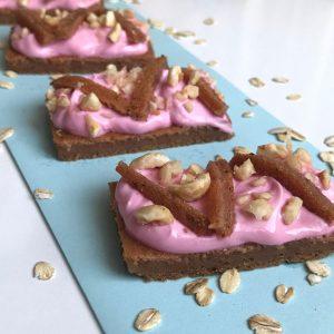 Çilekli labneli mini pasta; çilekli kek tabanı, pembe labneli krema, çilek süslü