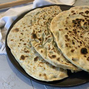Isırganlı börek; el açması ince hamur içinde baharatlı ısırgan otu, sacda kızarmış