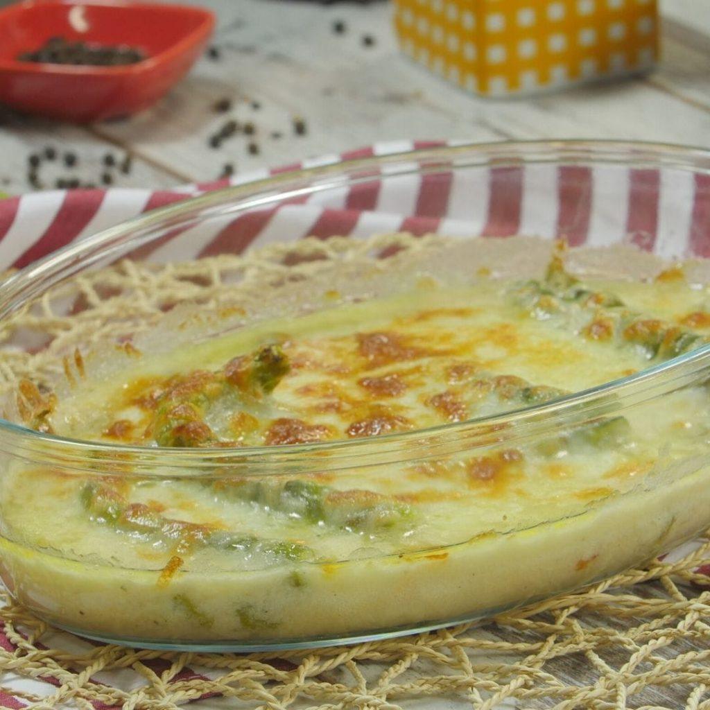 Kuşkonmaz graten; beşamelli kuşkonmazlar, üzeri eriyip kızarmış kaşar peyniri
