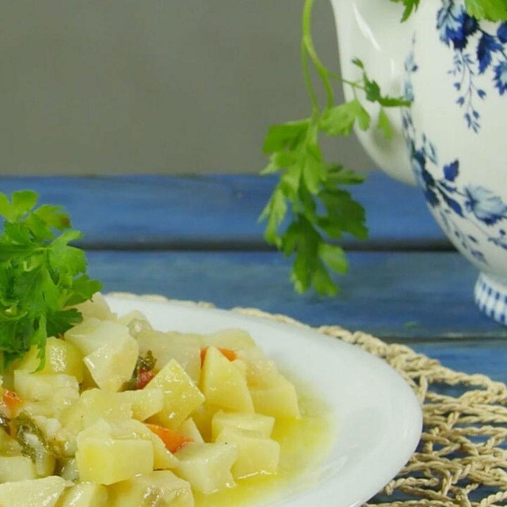 Portakallı kereviz tabakta; kereviz, havuç ve patates, portakal dilimleriyle süslü