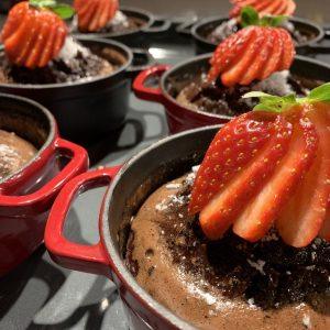 Mini Güveçlerde Islak Kek Tarifi: Yumuşacık Nefis