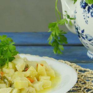Portakallı kereviz tabakta; kereviz, havuç ve patates, portakal dilimleriyle süslü