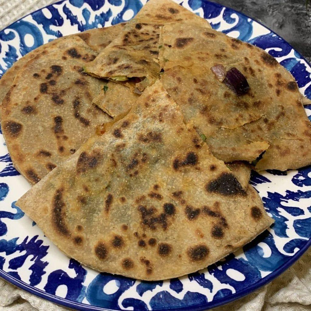 Ispanaklı Gözleme Tarifi: Taze ıspanaklarla hazırlanan bol iç harcıyla dolu, tavada altın rengi kızartılmış, kenarları çıtır çıtır ev yapımı gözleme.