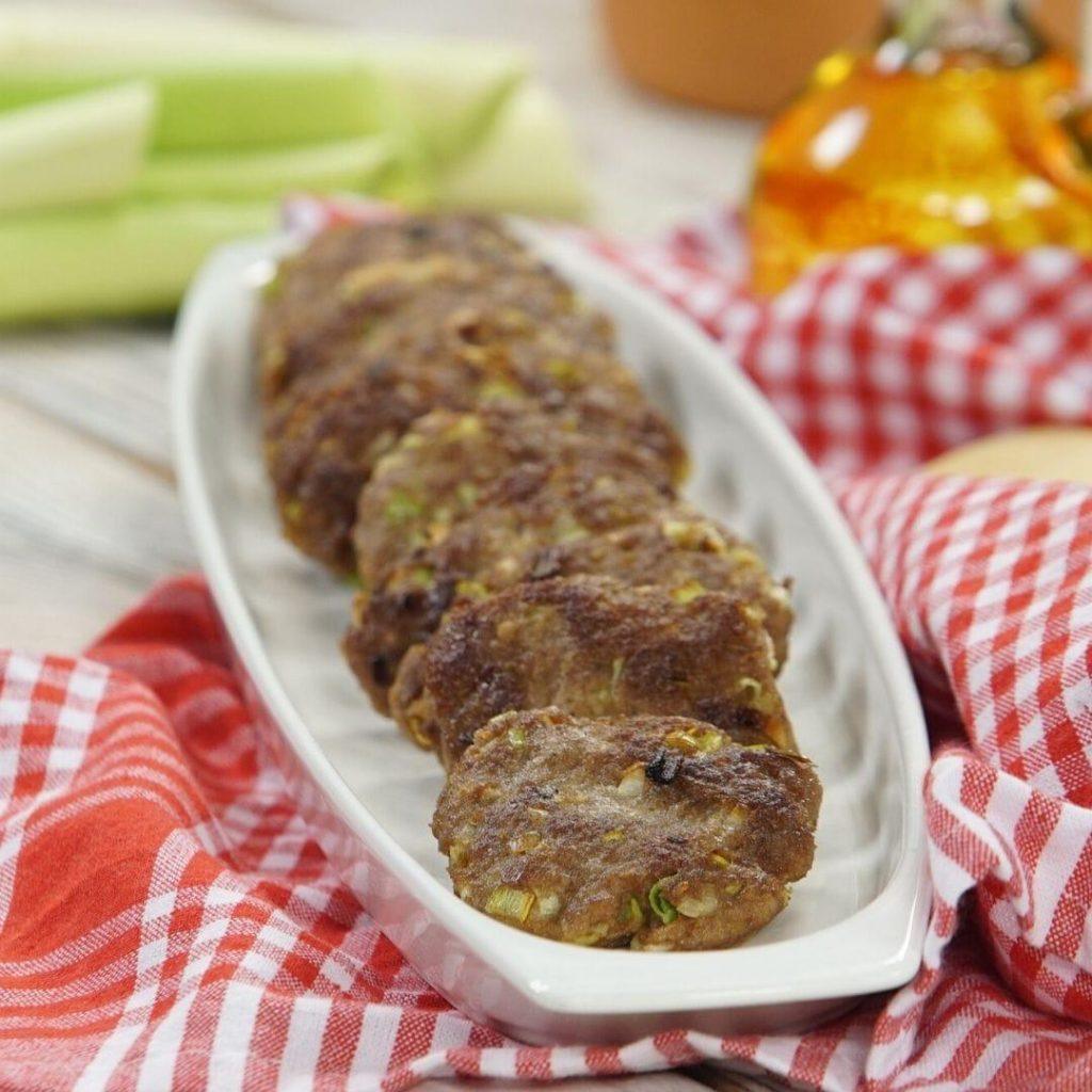 Fesleğen yapraklarıyla süslenmiş, dışı nar gibi kızarmış ve çıtır, içi ise taze pırasa ve doğal malzemelerle hazırlanmış, yumuşacık ve sulu bir kıvama sahip, her ısırıkta lezzet patlaması yaşatan pırasa köfteleri.