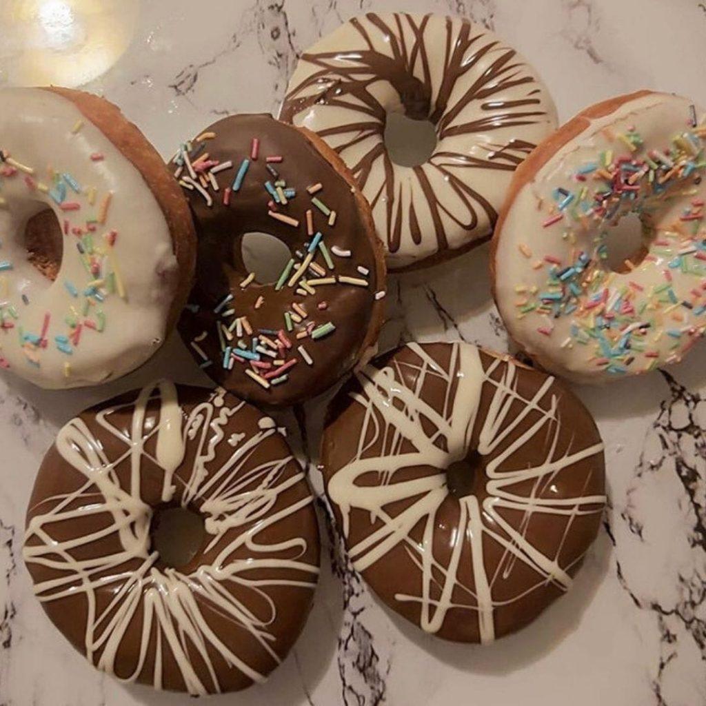 Donut; halka şeklinde, üzeri çikolatalı, yumuşacık kızarmış hamur tatlısı