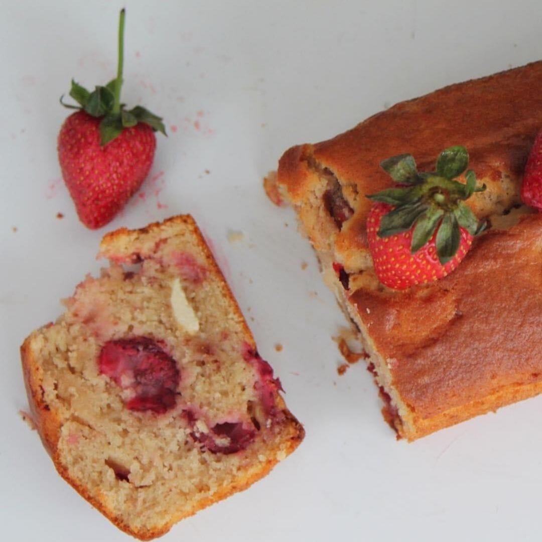 Beyaz Çikolatalı Çilekli Kek Tarifi: Yumuşacık Nefis