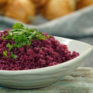 Şalgamlı bulgur pilavı; şalgam suyuyla pişmiş kırmızımsı, tane tane bulgur pilavı