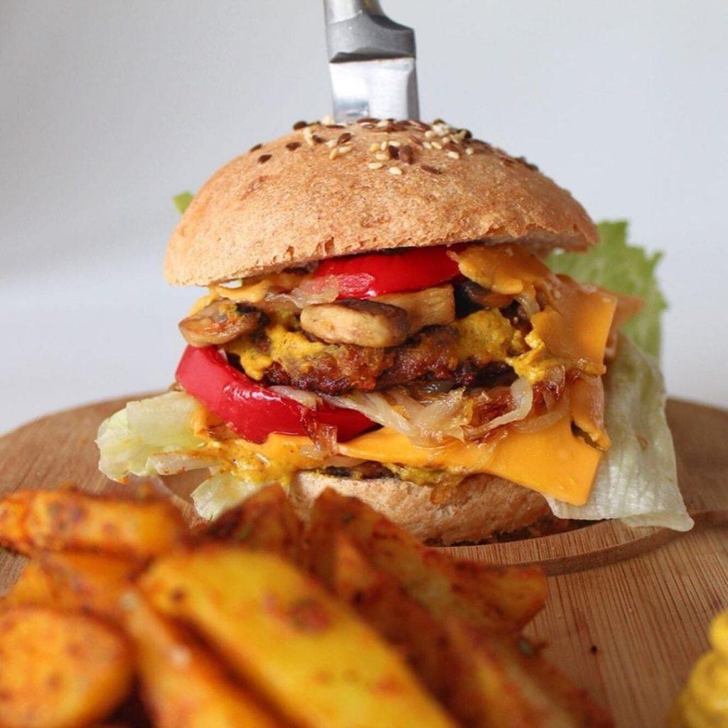 Sağlıklı hamburger; tam buğday ev yapımı ekmek, köfte, marul ve domatesle