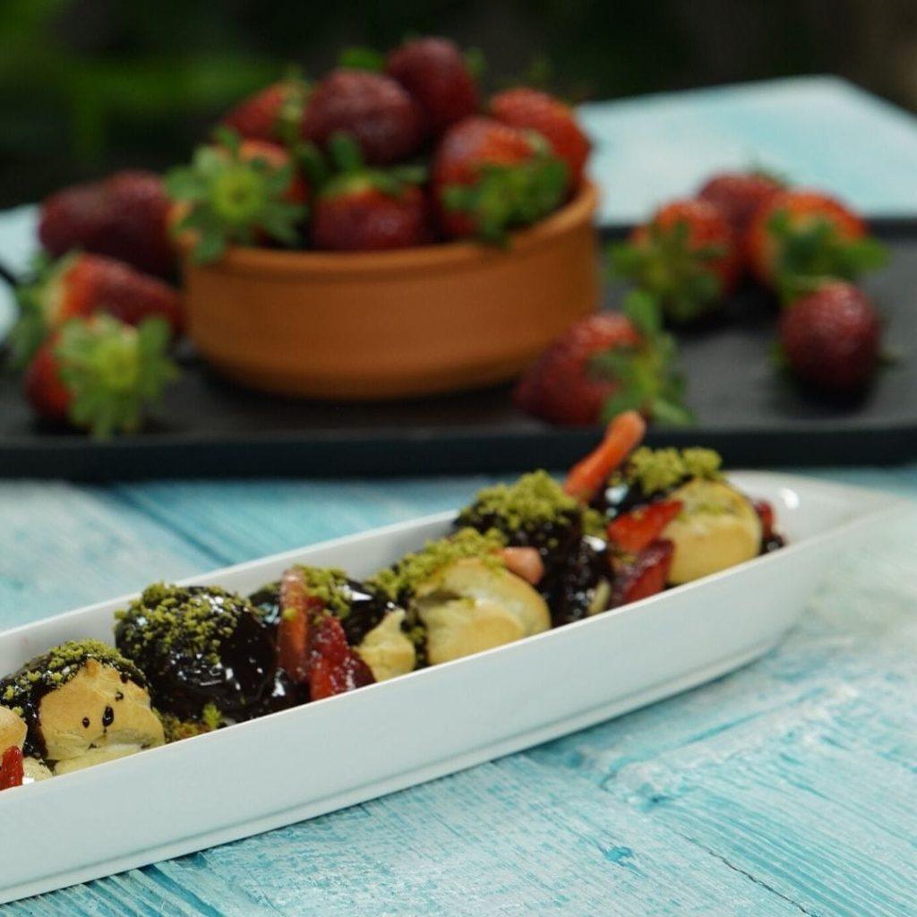 Dondurmalı profiterol; içi dondurma dolu choux topları, üzeri çikolata soslu