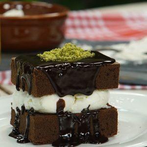 Dondurmalı brownie; yoğun çikolatalı brownie dilimi, yanında bir top dondurma