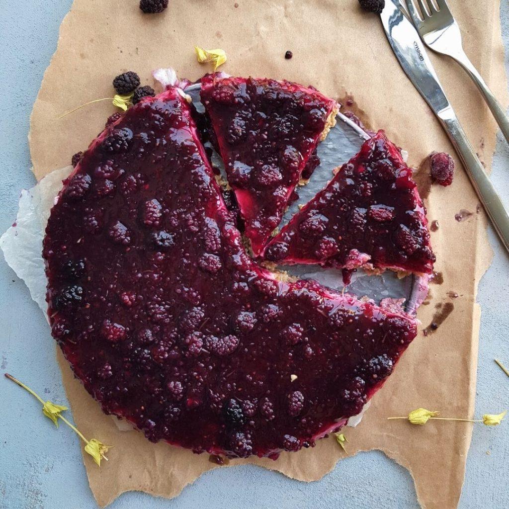 Taze karadut sosuyla süslenmiş, pürüzsüz dokulu labneli harçla hazırlanmış, alt tabanı yulaf ve bal ile zenginleştirilmiş enfes fit cheesecake sunumu