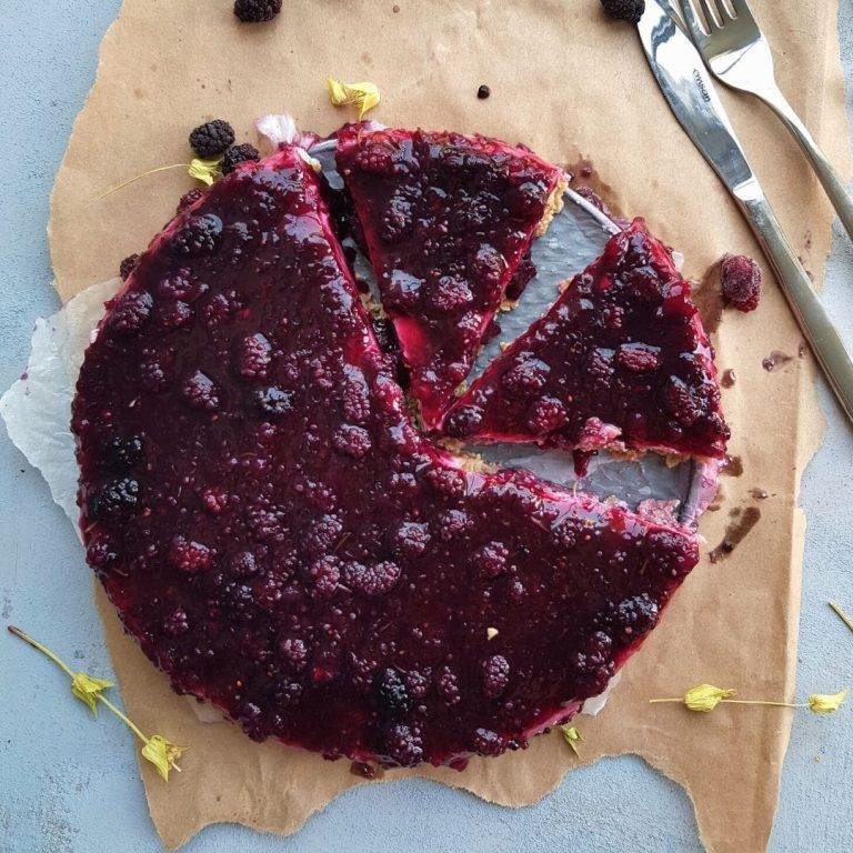 Taze karadut sosuyla süslenmiş, pürüzsüz dokulu labneli harçla hazırlanmış, alt tabanı yulaf ve bal ile zenginleştirilmiş enfes fit cheesecake sunumu