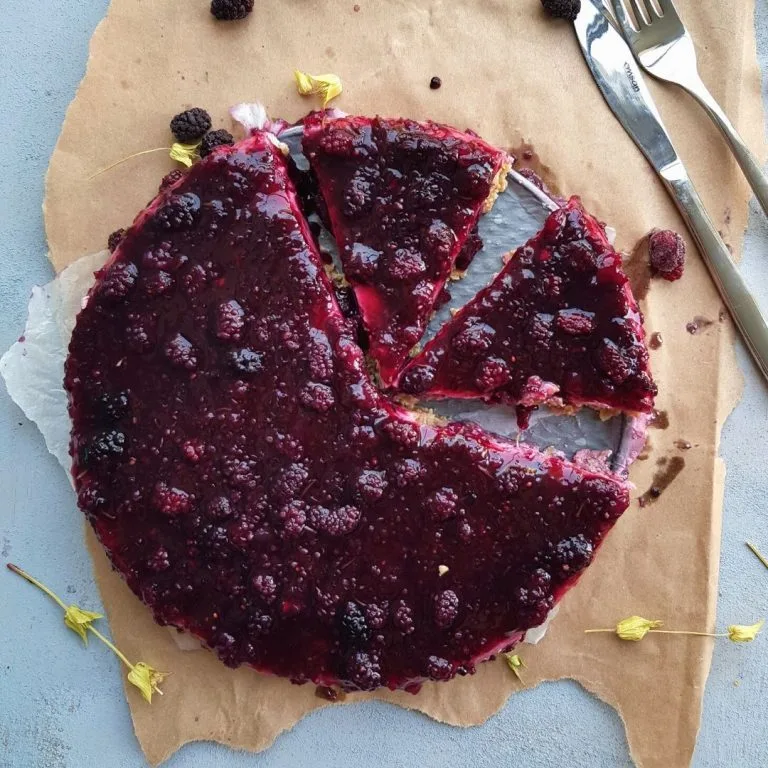 Taze karadut sosuyla süslenmiş, pürüzsüz dokulu labneli harçla hazırlanmış, alt tabanı yulaf ve bal ile zenginleştirilmiş enfes fit cheesecake sunumu