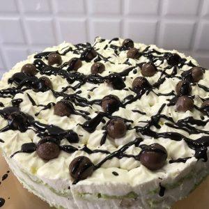 Doğum günü pastası; kremalı katlı yaş pasta, muz ve çikolatayla süslü