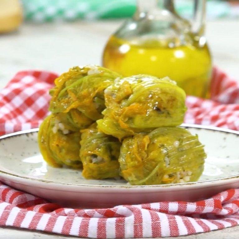 Kabak Çiçeği Dolması Tarifi, Ege usulü zeytinyağlı iç harcıyla doldurulmuş, narin kabak çiçeklerinin tencerede dizili görseli