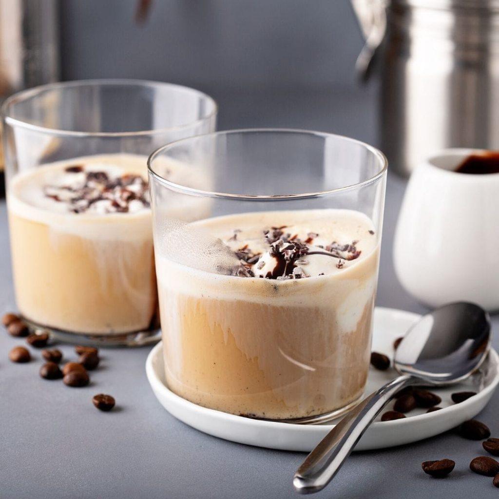 Affogato; soğuk vanilyalı dondurmanın üzerine sıcak kahve dökülmüş tatlı