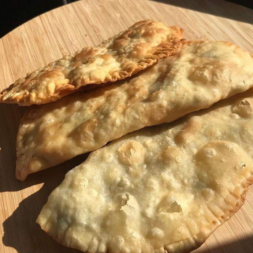 Kıymalı Çi Börek Tarifi: Altın sarısı renginde, baloncuklu yüzeyiyle iştah kabartan, dışı çıtır çıtır, içi ise taze kıymayla hazırlanmış sulu kıvamdaki harcıyla dumanı üstünde tüten ev yapımı çi börek.