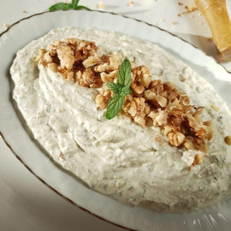 Cevizli Haydari Tarifi & Cevizli Haydari Yapılışı - Süzme yoğurt ve dereotu ile hazırlanmış, üzerine ceviz ve naneli tereyağı gezdirilmiş, servis kasesinde sunulan kremalı Cevizli Haydari tarifi.